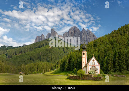 Cappella di st.johann con geisler groupe, Val di Funes, provincia di alto adige, italia, europa Foto Stock