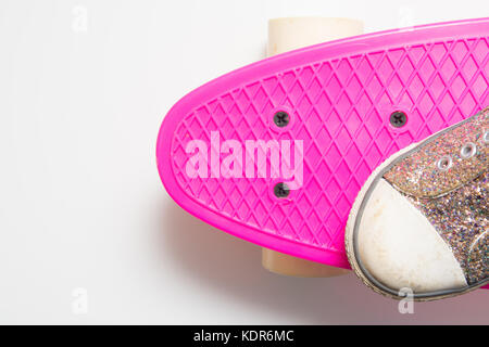 Close up di ragazze scarpa su uno skateboard rosa Foto Stock