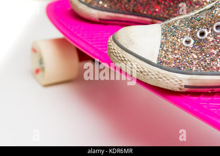 Close up di ragazze scarpa su uno skateboard rosa Foto Stock