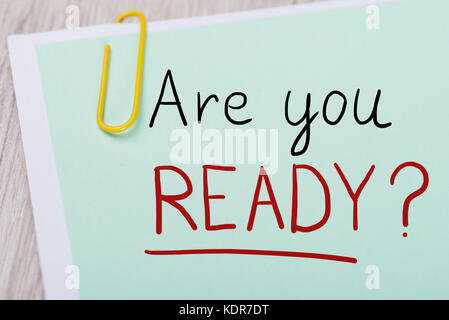 Close-up di persona scritto sei pronto testo sulla lavagna utilizzando Chalk Foto Stock