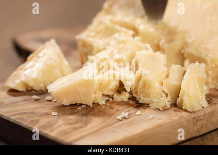 Tradizionali di grana padano formaggio italiano sulla scheda di oliva Foto Stock