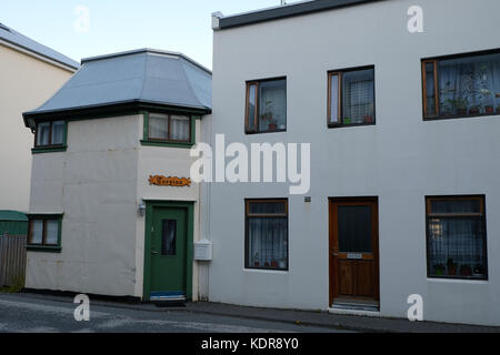 Tradizionale architettura islandese e bianco edilizia residenziale strutture in isafjordur remota città, westfjords Islanda Foto Stock