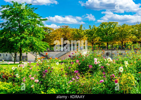 Tuileries Garden in una bella giornata estiva soleggiata Foto Stock