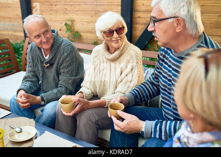 Senior amici gustando il tempo insieme Foto Stock
