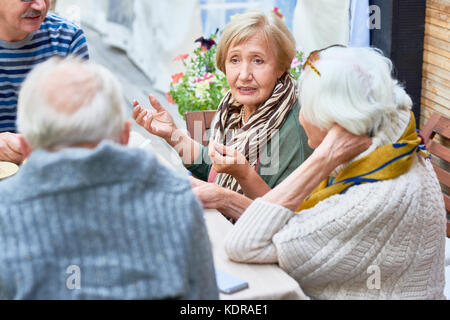 Senior amici in Cafe insieme Foto Stock