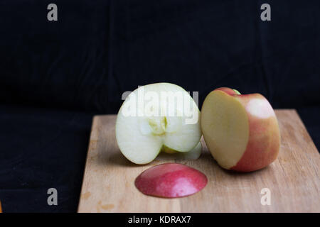 Miele apple crisp tagliate sul bordo di taglio Foto Stock