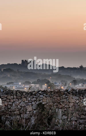 Verdala Palace in malta sorge sopra il brumoso paesaggio all'alba. Foto Stock