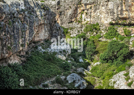 La valle che conduce a Mgarr ix-Xini a Gozo è uno dei più belli sulle isole maltesi. Foto Stock