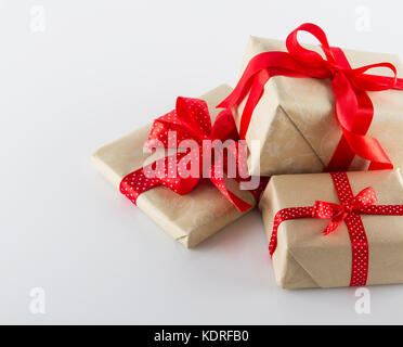 I tre doni di scatole con nastri su bianco Foto Stock