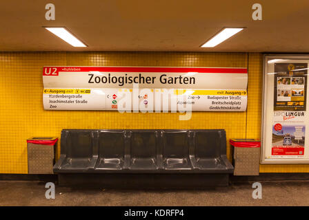 All'interno della stazione U-Bahn Zoologischer Garten a Berlino, Germania Foto Stock