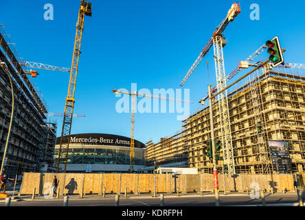 Cantiere edile vicino alla Mercedes Benz Arena (ex O2 World Arena) a Berlino, Germania Foto Stock