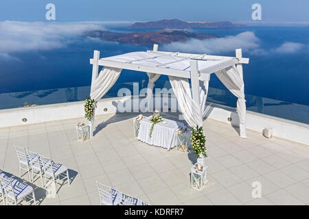 Decorazioni per la cerimonia di nozze sul mare sullo sfondo Foto Stock