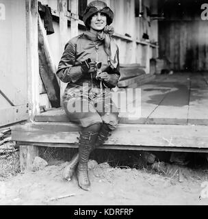 Harriet QUIMBY (1875-1912) aviatore americano e sceneggiatore di film seduto su un capannone usato per immagazzinare l'aereo - nota le macchie di olio. Probabilmente presa alla scuola di aeronautica di Moissant sull'isola lunga circa 1911. Foto: Bain Photo Service Foto Stock