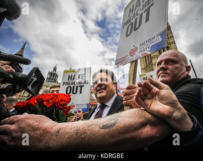 Nazione britannica Party (BNP) sostenitori scontro con anti-fascisti in Londra, Regno Unito. Foto Stock