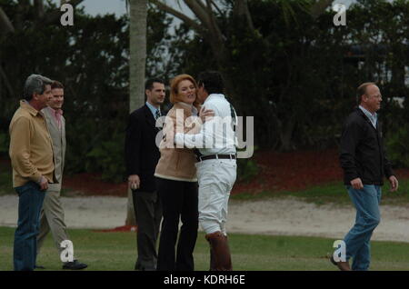 Wellington, FL-05 FEBBRAIO; (COPERTURA ESCLUSIVA) Sarah Ferguson Duchess di York gode di una giornata con Oscar Bermudz al Palm Beach Polo e Country Club di Wellington, Florida. Febbraio 05, 2005. Miami Beach, Florida People: Sarah Ferguson Duchessa di York Transmission Ref: FLXX Credit: Hoo-Me.com/MediaPunch ***NO UK*** Foto Stock