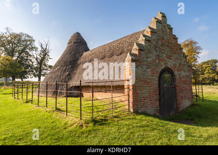 Il XVIII secolo ghiacciaia utilizzata per immagazzinare ghiaccio importati prima dell'invenzione della refrigerazione Holkham Hall Norfolk Foto Stock