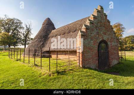 Il XVIII secolo ghiacciaia utilizzata per immagazzinare ghiaccio importati prima dell'invenzione della refrigerazione Holkham Hall Norfolk Foto Stock