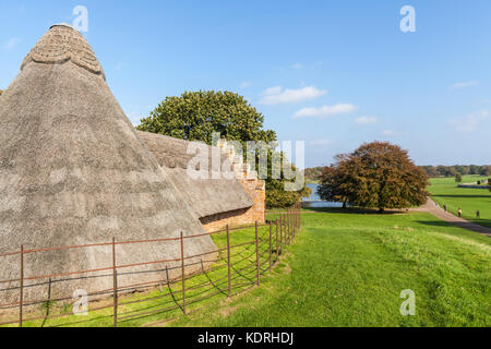 Il XVIII secolo ghiacciaia utilizzata per immagazzinare ghiaccio importati prima dell'invenzione della refrigerazione Holkham Hall Norfolk Foto Stock