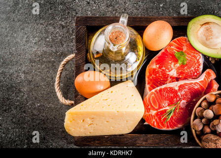 Un sano cibo biologico. prodotti con grassi sani. omega 3 e omega 6. ingredienti e prodotti: trota (salmone), l'olio d'oliva, avocado, dadi, formaggio, uova. Foto Stock