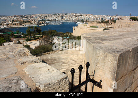 Il paesaggio urbano in Malta. Vista del Porto Marsamxett, Gzira e Sliema da Hastings Gardens di La Valletta Foto Stock