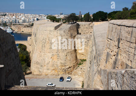 St Michael's Bastion, parte dell'landfront Fortificazioni di La Valletta, Malta, Europa, come si vede da Hastings Gardens Foto Stock