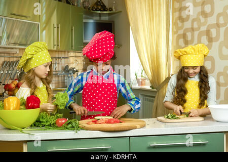 Bambini in cucina. Foto Stock