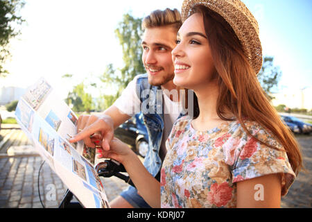 Giovane coppia amorevole della pianificazione della loro avventura romantica. gioiosa giovane coppia sorridente. Foto Stock