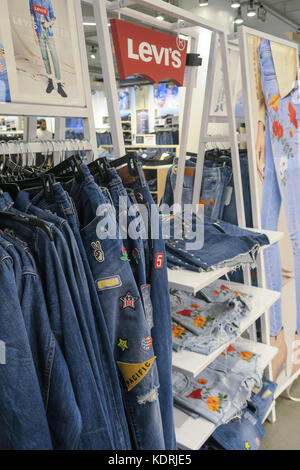 Uno di seguito in Macy's Flagship Department Store, Herald Square, NYC Foto Stock