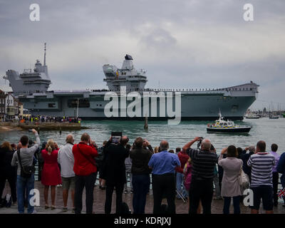 Hms Queen Elizabeth entra nella sua nuova casa porto di Portsmouth Porto per la prima volta il 16 agosto 2017 Foto Stock