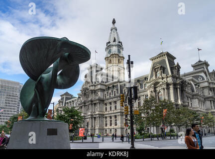 Philadelphia, PA, Stati Uniti d'America - 30 settembre, 2017. Scultura Moderna con Philadelphia City Hall in background Foto Stock