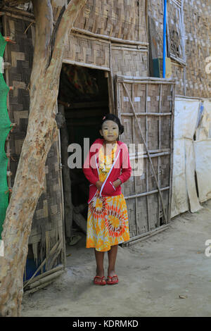 Villaggio Minhla sulla destra (ovest) banca del fiume Irrawaddy in Myanmar (Birmania). Foto Stock