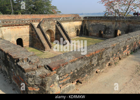 Villaggio Minhla sulla destra (ovest) banca del fiume Irrawaddy in Myanmar (Birmania). Minhla (MIn Hla) fortezza fu costruita nel 1860-1861. Foto Stock