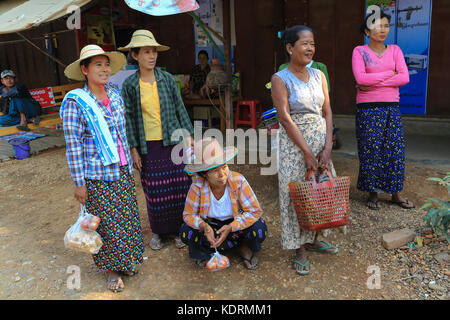 Villaggio Minhla sulla destra (ovest) banca del fiume Irrawaddy in Myanmar (Birmania). Foto Stock