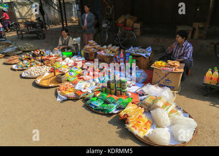 Villaggio Minhla sulla destra (ovest) banca del fiume Irrawaddy in Myanmar (Birmania). Foto Stock