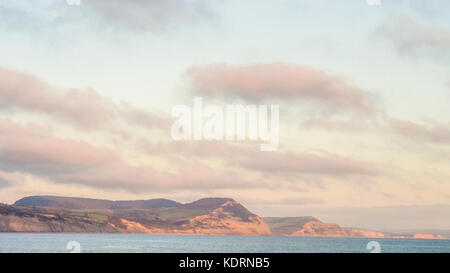 " Golden Cap' collina tra Charmouth & Bridport (medio) & West Bay (estrema destra) come visto da di Lyme Regis, Dorset, Inghilterra. Foto Stock