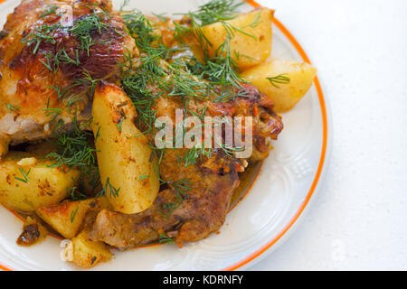 Pollo alla brace gamba con patate lesse e verdure Foto Stock