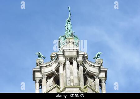 In alto di Victorian town hall tower raffigurante Sant'Elena Foto Stock