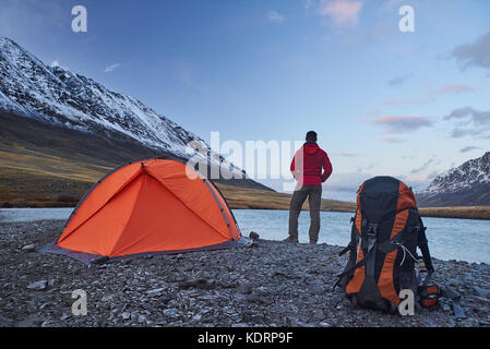 Escursionista stand al campeggio in montagna durante la primavera. Foto Stock