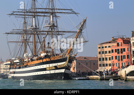 La formazione italiana vela tall ship Amerigo Vespucci a Venezia Foto Stock