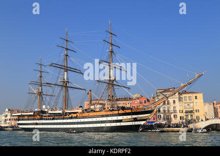 La formazione italiana vela tall ship Amerigo Vespucci a Venezia Foto Stock