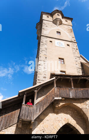 Donna sorridente sul Klingentor tower, parte delle mura, Rothenburg ob der Tauber, Baviera, Germania, Europa Foto Stock