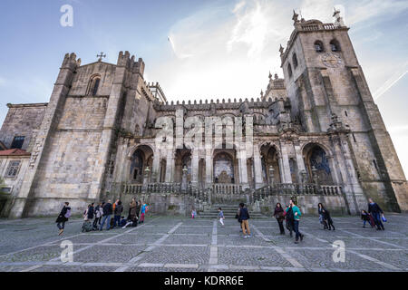 Loggia in stile barocco la facciata laterale del cattolica romana Se Cathedral in Porto città sulla Penisola Iberica, la seconda più grande città in Portogallo Foto Stock