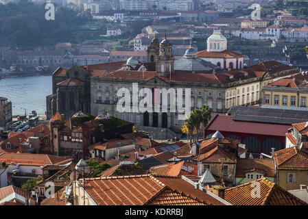 Vista aerea della città di Porto sulla penisola iberica, la seconda città più grande del Portogallo. Vista con Palazzo Bolsa (Palacio da Bolsa) Foto Stock