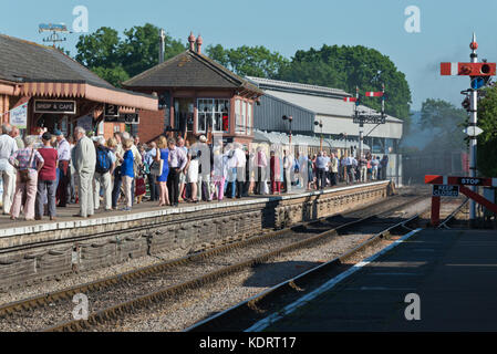 I passeggeri in attesa per il Flying Scotsman tirando la Cattedrale Express a vescovi Lydeard stazione sul West Somerset Railway (WSR) nel maggio 2017 Foto Stock