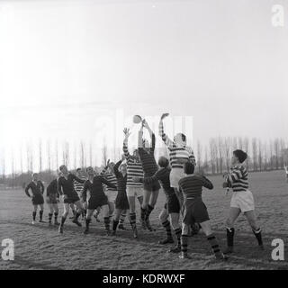 Anni sessanta, storico, immagine mostra un dilettante rugby union match e le due squadre in avanti per i concorrenti la palla a un lineout, Inghilterra, Regno Unito. Foto Stock