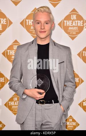 John McCrea con il premio Best Performance in a Musical, al UK Theatre Awards presso Guildhall, Londra. PREMERE ASSOCIAZIONE foto. Data immagine: Domenica 15 ottobre 2017. Il credito fotografico dovrebbe essere: Matt Crossick/PA Wire. Foto Stock