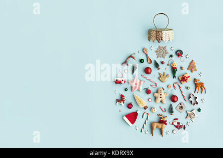 Oggetti di Natale disposti a forma di un bauble di Natale, vista dall'alto Foto Stock