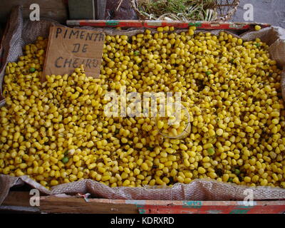 Piccolo giallo peperoncino in una scatola di rustico in un mercato di strada in Brasile Foto Stock