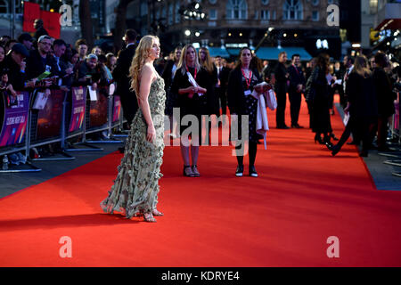 Kathryn Newton partecipa alla prima di Three Billboard fuori Ebbing, Missouri, al gala di chiusura del BFI London Film Festival, all'Odeon Leicester Square, Londra. Foto Stock