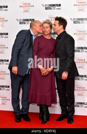 Woody Harrelson, Frances McDormand e Sam Rockwell partecipano alla prima di Three Billboards fuori Ebbing, Missouri, al gala di chiusura del BFI London Film Festival, all'Odeon Leicester Square, Londra. Foto Stock